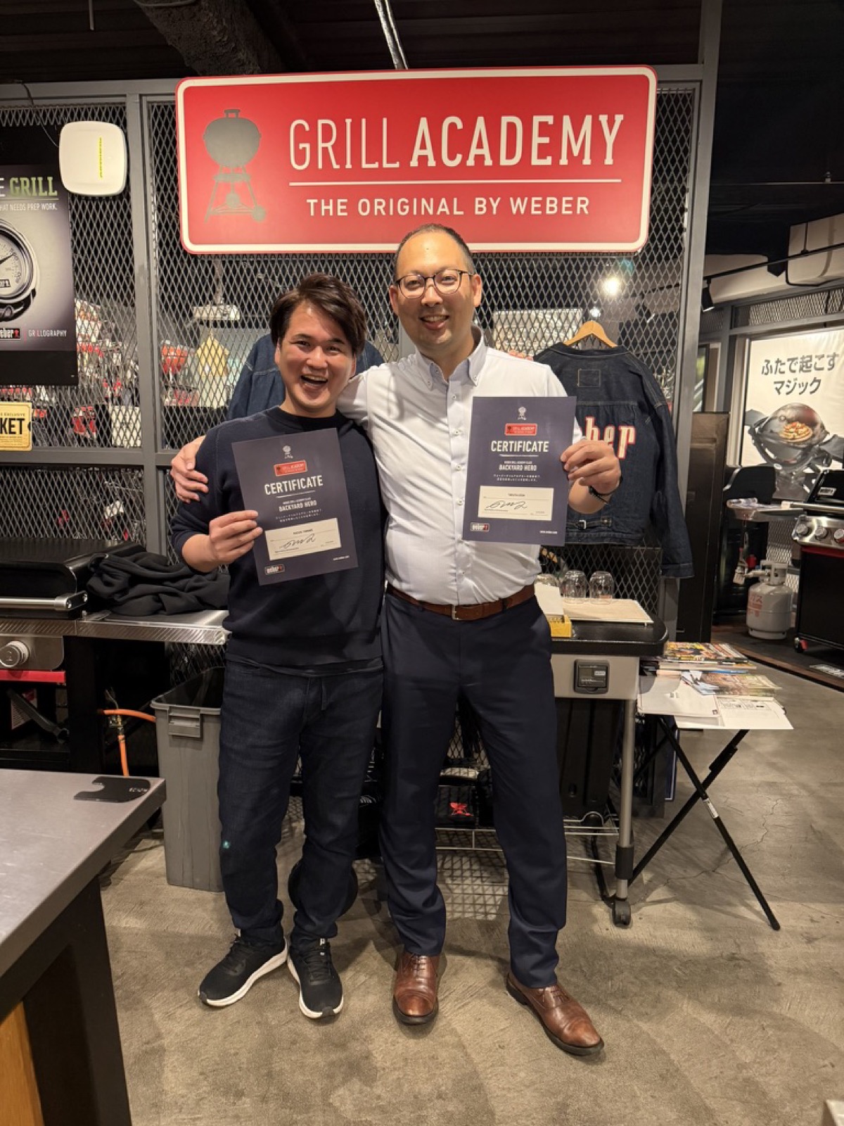 Weber Grill Academyの修了証を持つメンバー
