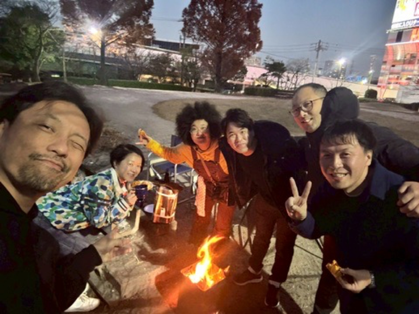 焚き火を囲む名古屋遠征のセルフィー