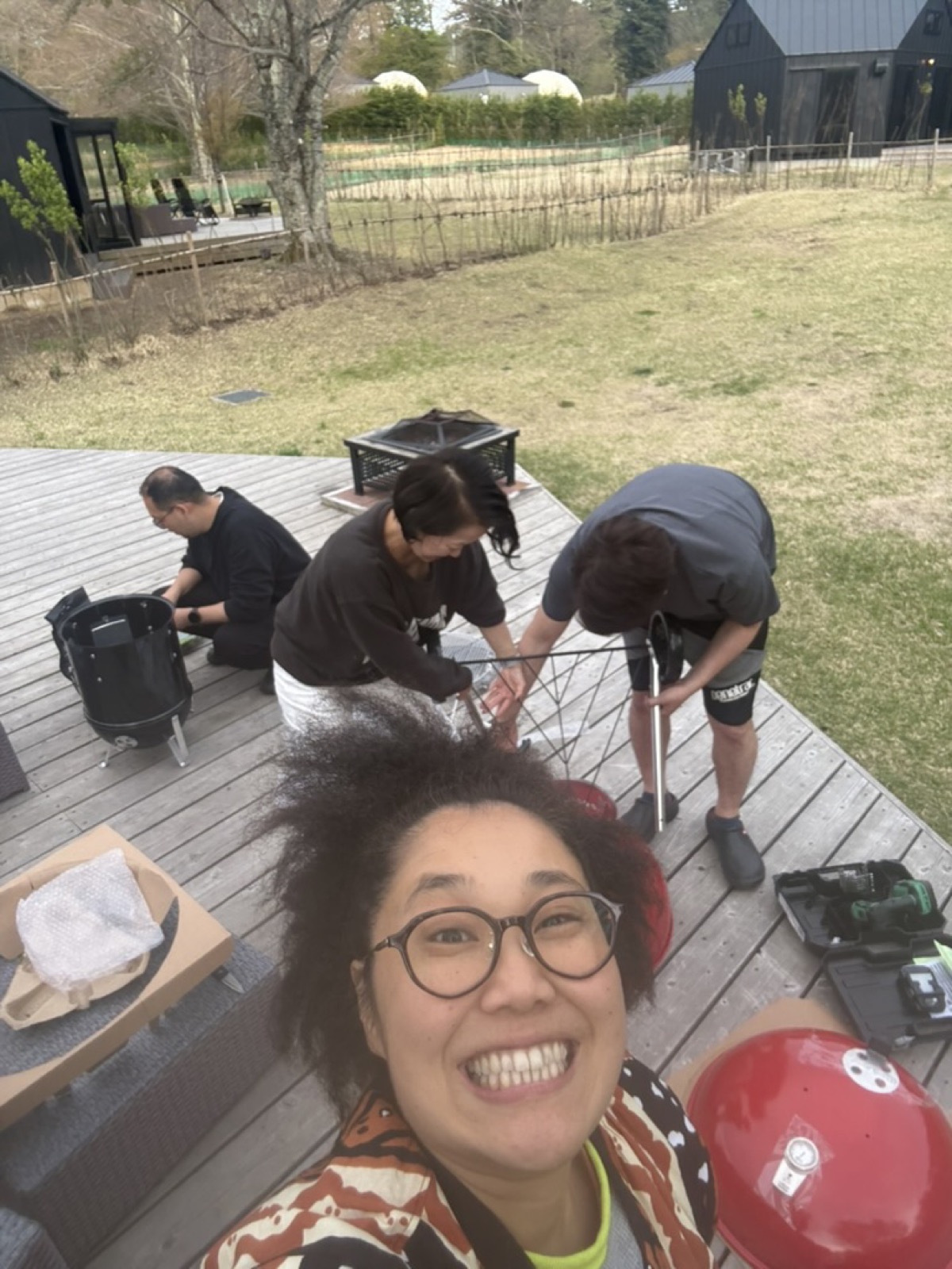 グリルを組み立てる3人
